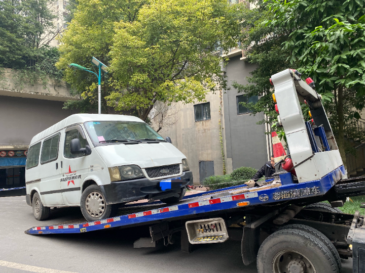 执法人员对占用消防通道的车辆进行拖移 巴南融媒体中心记者 朱丹 摄.jpg