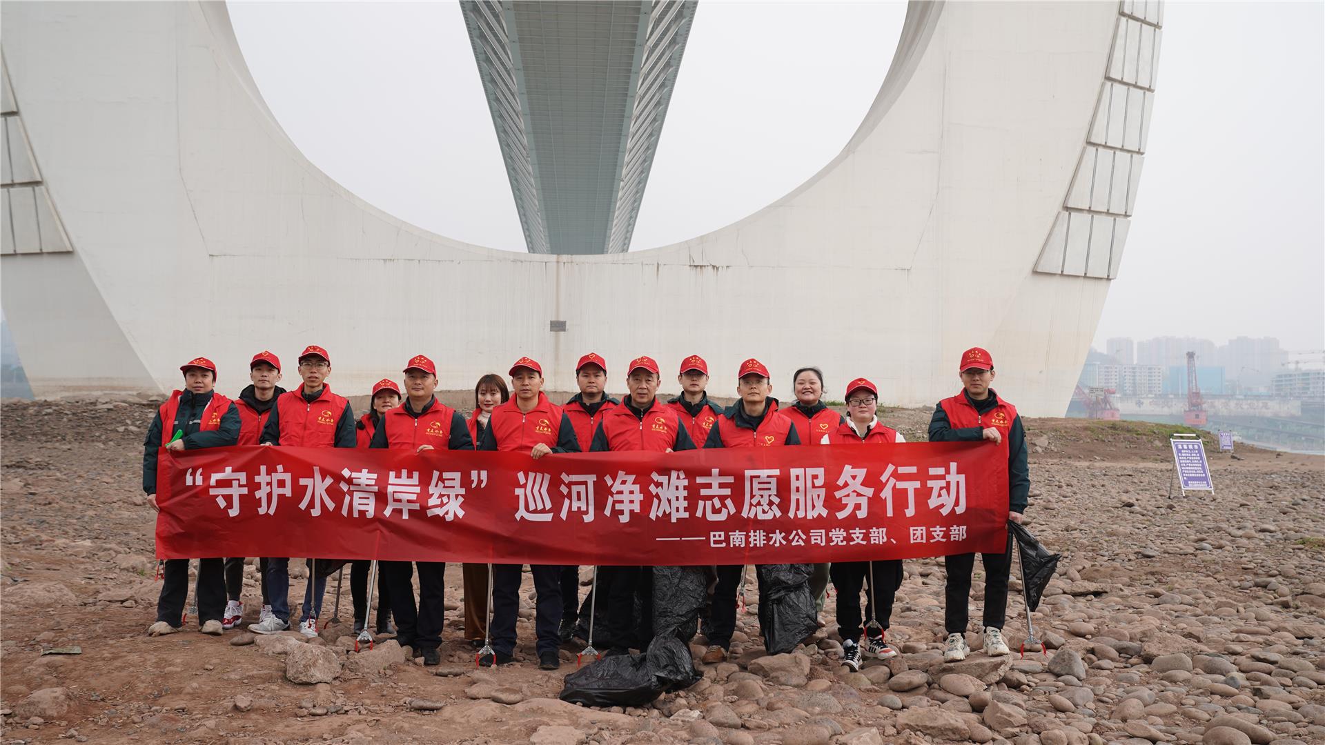 巴南排水公司：用“志愿红”守护“长江绿”