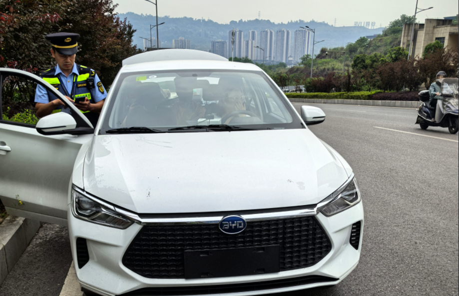 巴南：社会车辆“变身”教练车？严查！