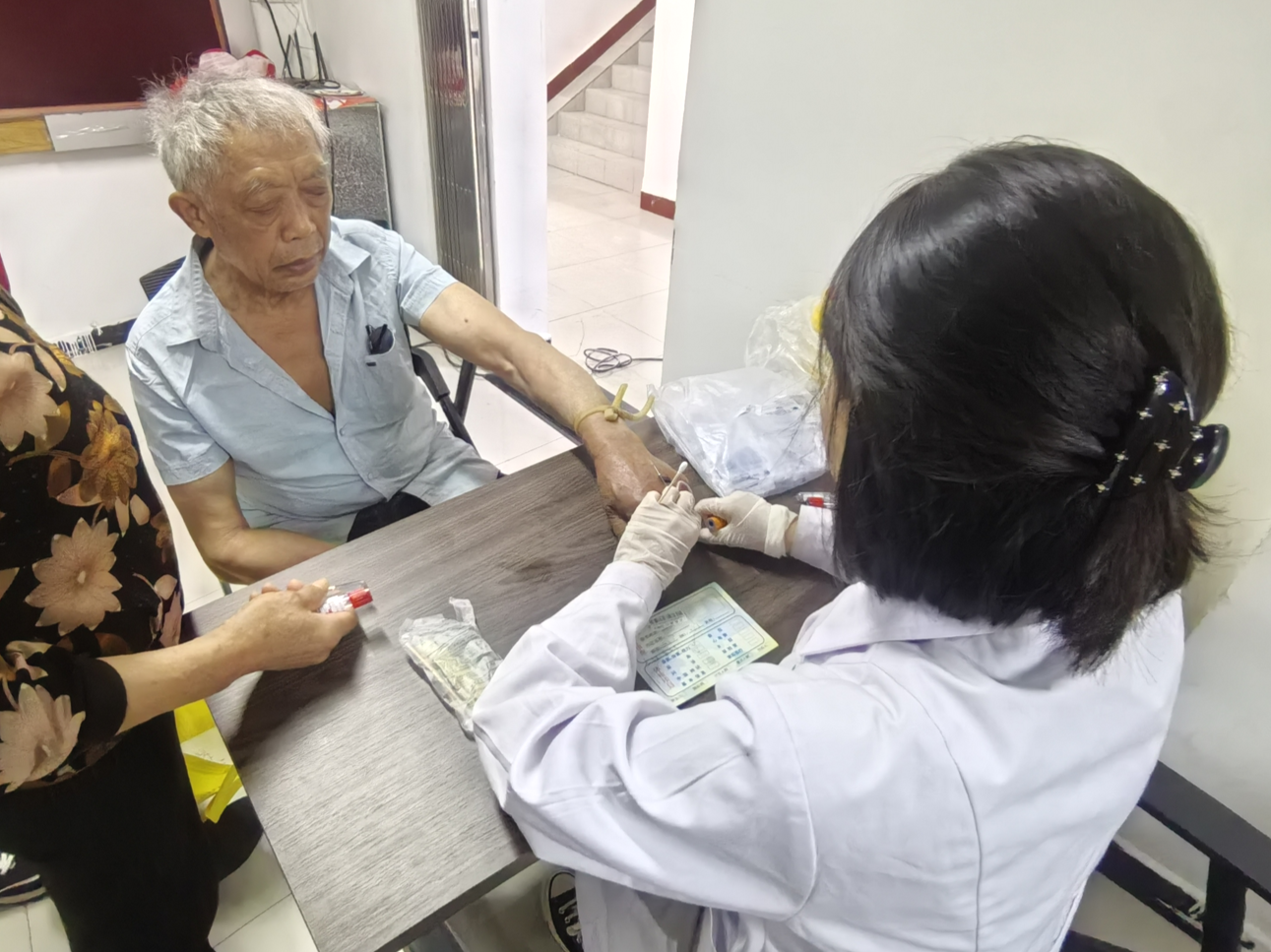鱼洞街道：健康义诊送到居民“家门口”